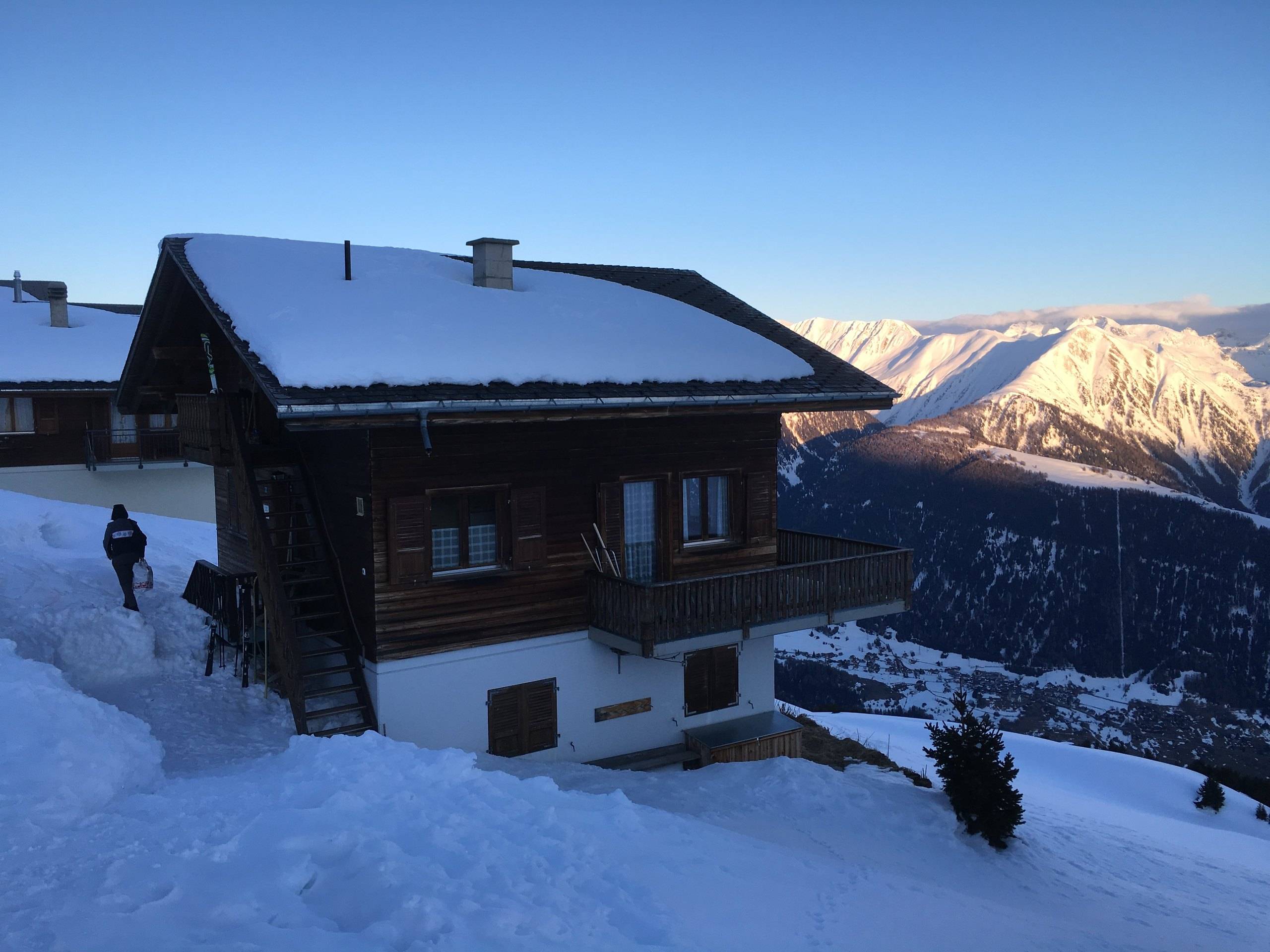 Chalet Bärgwind im Schnee am Winterabend, die Berge im Abendlicht
