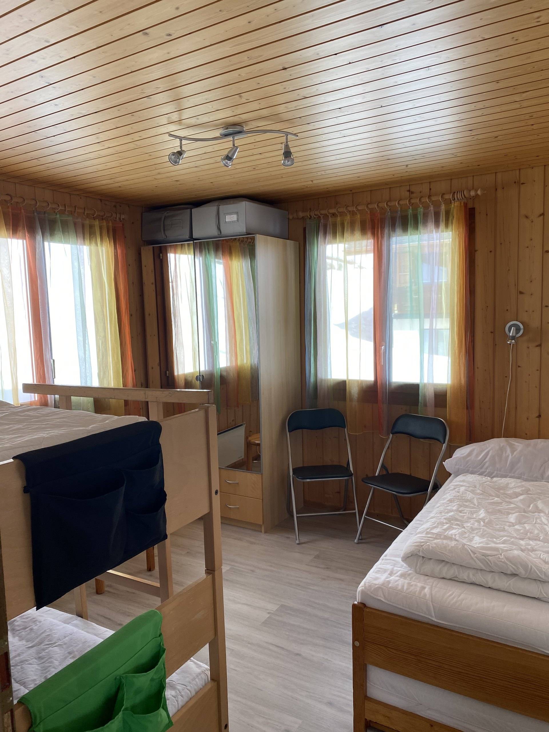Kinderzimmer mit Stockbett, Ausziehbett und Fenstern