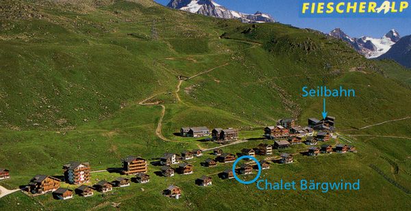 Luftbild des Kühbodens auf der Fiescheralp: Chalet Bärgwind ist blau eingekreist, rechts oben die Seilbahn-Bergstation
