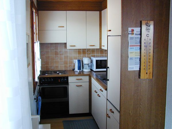 Küche mit Kochherd, Backofen, Mikrowelle und Kaffeemaschine